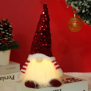 Detail mit warmer LED-Beleuchtung und Paillettenhut auf einem Weihnachtswichtel