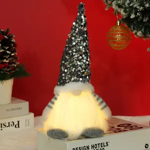 Nahaufnahme eines leuchtenden Weihnachtsgnoms mit Pailletten auf einem roten Hintergrund