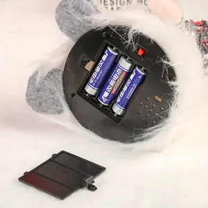 Detaillierte Nahaufnahme des 3 AA-Batteriefachs der leuchtenden Weihnachtsgnom-Puppe.