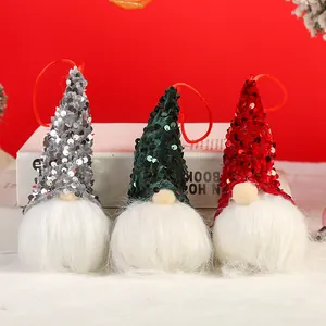 Vue détaillée de trois gnomes de Noël à paillettes en rouge vert et argenté étincelant
