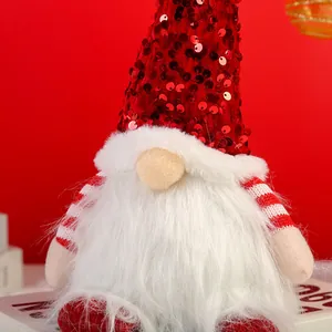 Detailansicht eines Weihnachtsgnoms mit roter Paillettenmütze und weißem Bart