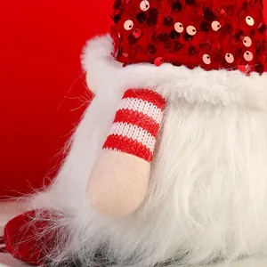 Detailaufnahme der Weihnachtszwerg-Puppe mit rotem Paillettenhut und flauschigem Bart