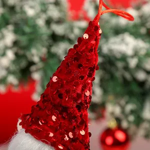 Gros plan détaillé du bonnet rouge à paillettes et velours d'un gnome de Noël.
