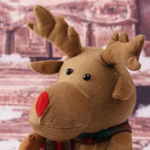 Primer plano de peluche de reno de Navidad eléctrico con su nariz roja y bufanda.