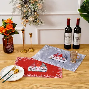 Nordische Weihnachts-Tischsets mit Wichtel-Motiv auf einem hölzernen Esstisch