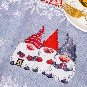 Nahaufnahme eines nordischen Weihnachts-Platzsets mit drei niedlichen, bunten Gnomen.