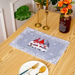 Festliches nordisches Weihnachts-Platzset mit drei süßen Gnomen auf einem Holzesstisch