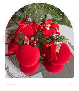 Primer plano de bolas de Navidad rojas flocadas con detalles decorativos festivos.