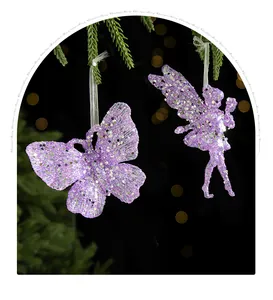 Detailansicht von lila glitzernden Schmetterlings- und Feen-Weihnachtsbaumanhängern