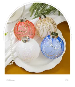 Vue détaillée de quatre boules de Noël scintillantes avec paillettes et tulle