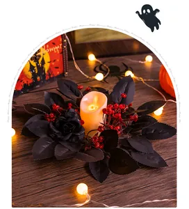 Corona portavelas de Halloween con hojas negras, bayas rojas y detalle de vela LED
