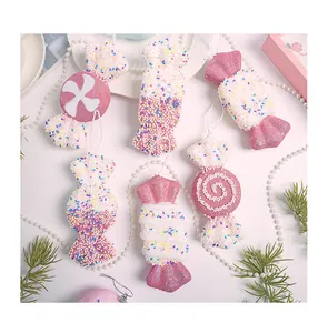 Rosa und weiße Schaumzucker-Weihnachtsoranamente mit Glitzer und Streuseln