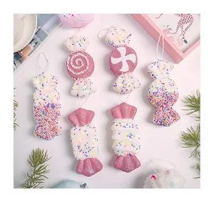 Detail von glitzernden rosa und weißen Schaumstoff-Zuckerstangen mit bunten Streuseln