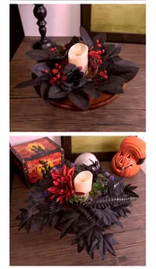 Detalle de corona de vela gótica de Halloween con hojas de arce negras y flores rojas