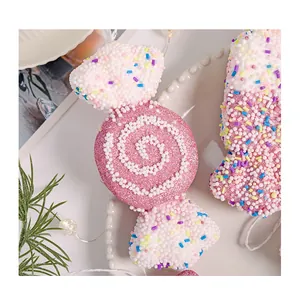 Nahaufnahme von rosa Glitzer-Schaumstoff-Bonbon-Ornament für den Weihnachtsbaum