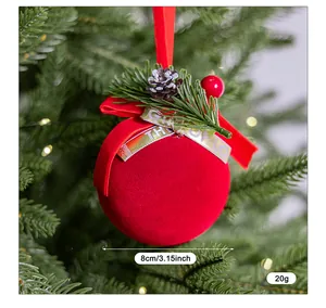 Vista detallada de la bola de Navidad roja flocada con tamaño de 8cm y peso de 20g