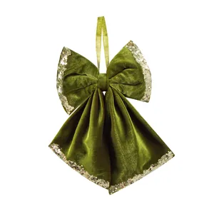Vista dettagliata del fiocco di velluto verde oliva con bordo glitterato dorato per Natale