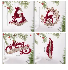 Rode geflokte kerstornamenten met pailletten, ontwerpen met herten en kersttekst