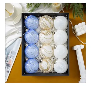 Gros plan de boules de Noël festives dans un coffret cadeau avec motifs scintillants