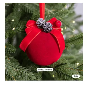 Vista detallada bola de Navidad flocada roja 8cm con piña y decoración de lazo de cinta