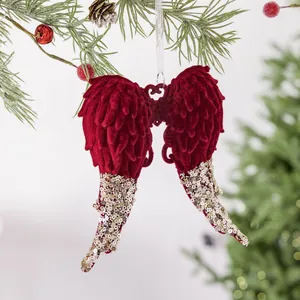 Rode geflockte engelenvleugels kerstversiering met pailletten aan dennentak.