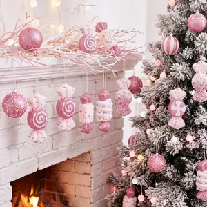 Festliche rosa Schaumstoff-Süßigkeiten und Glitzerkugeln Weihnachtsbaum-Deko für Feiertage