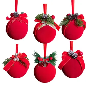 Juego de seis exquisitas bolas de Navidad flocadas rojas con piñas y cintas decorativas