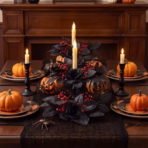 Centro de mesa elegante de Halloween con rosas negras y candelabros decorativos