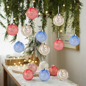 Boules de Noël pailletées en tulle suspendues sur des branches de sapin avec lumières