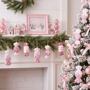 Set mit rosa Schaumstoff-Zuckerstangen-Weihnachtsbaumschmuck an Girlande und Baum