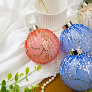 Boules de Noël festives avec résille pailletée sur fond élégant en soie blanche