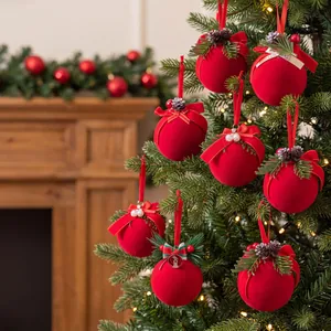 Bolas de Navidad rojas flocadas con lazos de terciopelo y piñas en árbol de Navidad