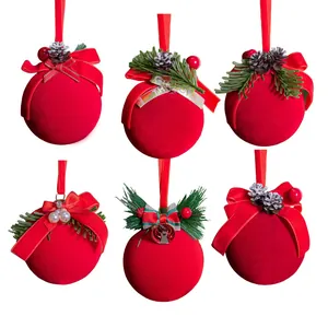 Juego de 6 lujosas bolas de Navidad flocadas en rojo con piñas y lazos de cinta
