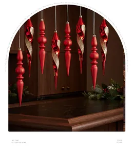 Adornos navideños grandes rojos y dorados con forma de carámbano en una cocina