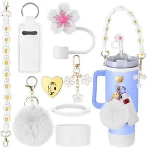 Dettaglio del set di accessori floreali da 7 pezzi per tazze con copri cannuccia e pompon