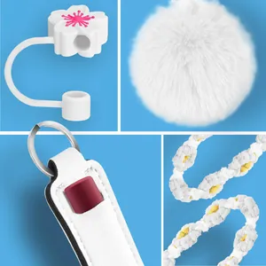 Vista dettagliata del copri cannuccia a fiore 10mm, pompon bianco e set portachiavi intrecciato