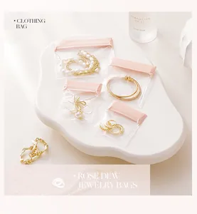Bolsas transparentes para joyas con cierre rosa que protegen anillos y collares del polvo