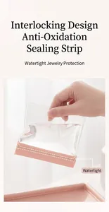 Primer plano de bolsa de almacenamiento de joyas impermeable con cierre rosa