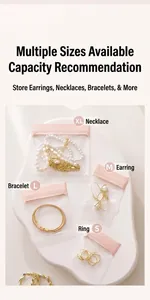 Detalle de bolsas rosas para joyas en varios tamaños para collares y anillos