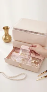 Vista de detalle de bolsas transparentes para joyas en un cajón rosa
