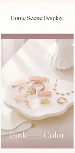 Vista macro de bolsas rosas para joyas para anillos y pendientes en entorno hogareño