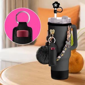 Vista dettagliata del set di accessori per bicchiere nero con tappo per cannuccia e custodia