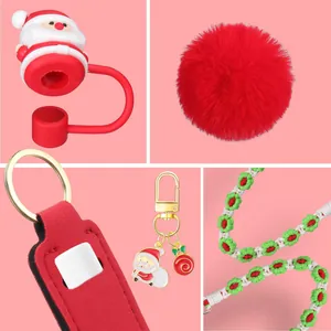 Collage di accessori natalizi tra cui copri cannuccia, pompon e cinturino intrecciato.