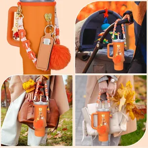 Vista lifestyle del set di accessori per bicchiere arancione con cinturino intrecciato nel parco.