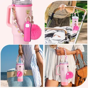 Set accessori per bicchiere rosa con copripaglia floreale, manico intrecciato e pompon