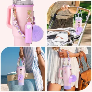 Collage lifestyle di accessori per bicchiere rosa con manico intrecciato e ciondoli floreali