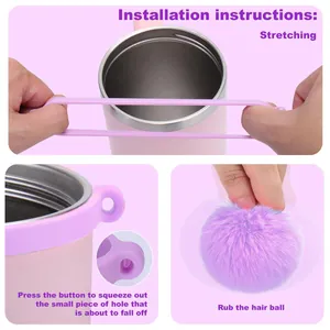 Passaggi per installare il manico in silicone e il pompon viola su un bicchiere termico.