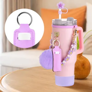 Vista dettagliata set accessori tazza rosa con copri cannuccia a fiore e porta rossetto