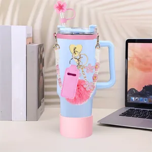 Set tazza termica blu pastello con copri cannuccia a fiore rosa e tracolla intrecciata