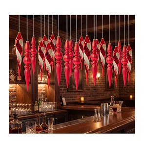 Adornos navideños grandes rojos en forma de gota colgados en un bar acogedor para escena festiva